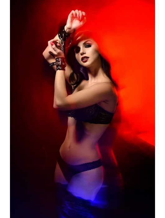 Черные кожаные однослойные наручники с люверсами - Pecado - купить с доставкой в Калуге